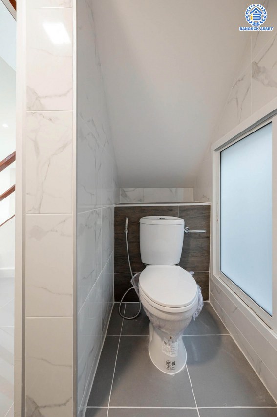 บ้านมือสองตกแต่งใหม่ โครงการ ปารวีร์ เพชรเกษม63 เนื้อที่ 82.4 ตร.ว. ฟังก์ชัน 3 ห้องนอน 4 ห้องน้ำ 1 ห้องแม่บ้าน 2 ที่จอดรถ บนพื้นที่ใช้สอย 244.52 ตร.ม. ทำเลศักยภาพ เชื่อมต่อหลายเส้นทาง ใกล้เดอะมอลล์บางแค จุดขึ้นทางด่วน "พระราม2" และรถไฟฟ้าสายสีน้ำเงิน "สถานีหลักสอง"